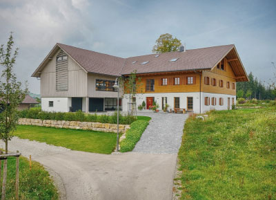 Bauernhaus modern umgebaut in laendlicher Gegend